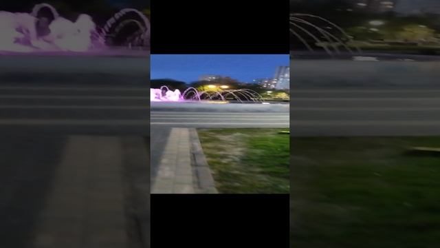 Городской фонтан Реутова поздним вечером.