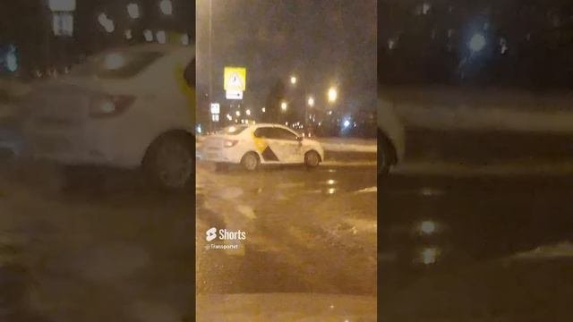 Занесло таксиста зимой в декабре даже колесо выгнуло #shorts