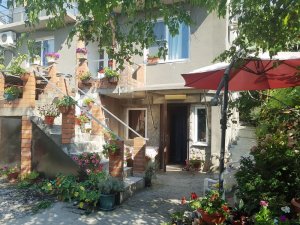 Снять жилье в Дагомысе недорого посуточно. Отдых в Дагомысе недорого. «Тихий дворик» гостевой дом