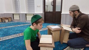 Абубакар-Сиддик читает Коран