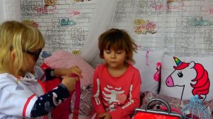 Моника и Милана играют в доктора и распаковывают куклу MonsterHigh
