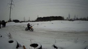 Зимний мотокросс. Без шипов. Прыжки удивляют