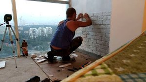 Укладка гипсавой плитки с помощь лазерного уровня.