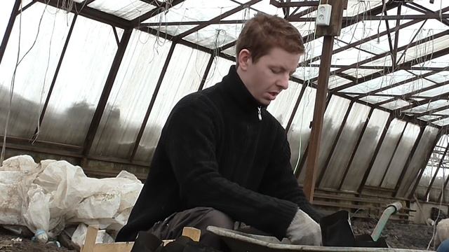 Заполняем землей стаканчики для рассады смотреть онлайн