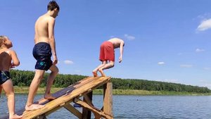 Прыжки в воду с мостика (деревня Бурхино,12.07.2021)