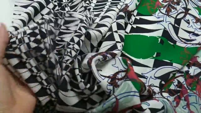 39-1043 Ткань шелк, цвет: яркий изумрудно-вишневый узор на черно-белом фоне смотреть онлайн