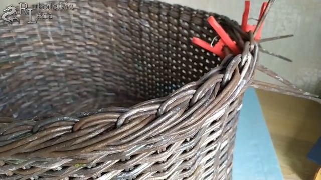 Объемная загибка на корзину для белья из бумажной лозы. Мастер класс смотреть онлайн