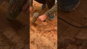 Как вручную отциклевать иснять старый лак с паркета быстрый способ