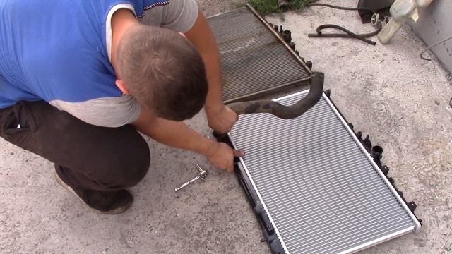 Замена радиатора Mitsubisi Carisma смотреть онлайн