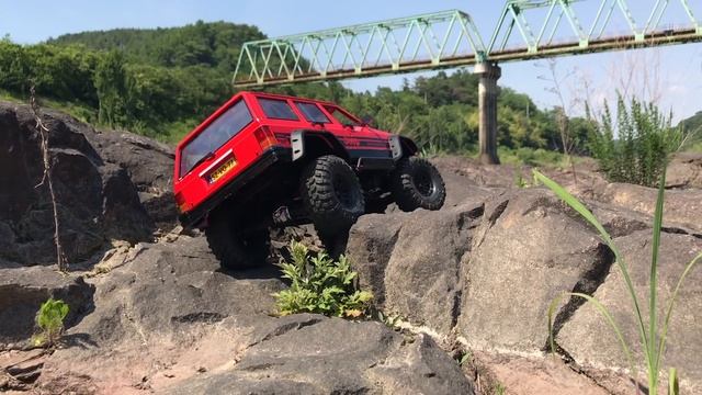 Vaterra Ascender | Jeep Cherokee XJ | Frist Run смотреть онлайн