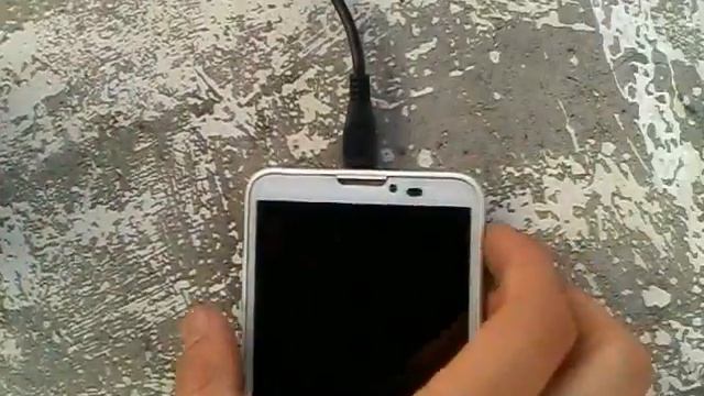 Как зарядить телефон без зарядки!через портативную колонку!