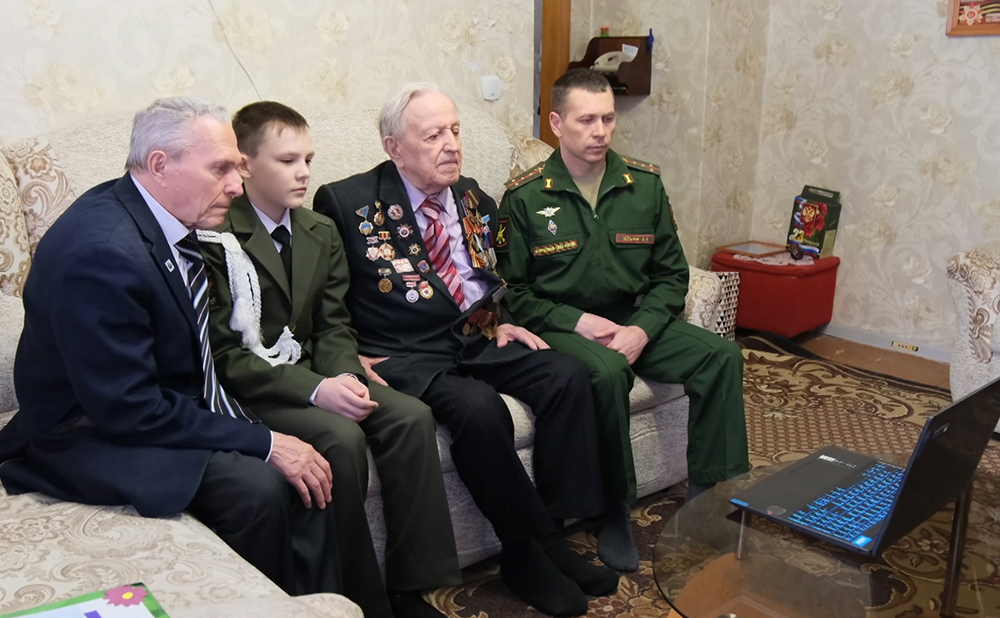 В Кемерове прошла онлайн-встреча ветерана ВОВ с бойцами СВО / События на ТВЦ