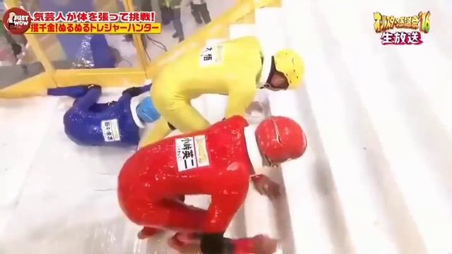 ЧЕЛЕНДЖ! Кто первый заберётся по скользкой лестнице получит супер приз!