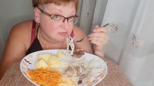 Мукбанг Россия АСМР Селедочка морковка и картошечка по.mp4