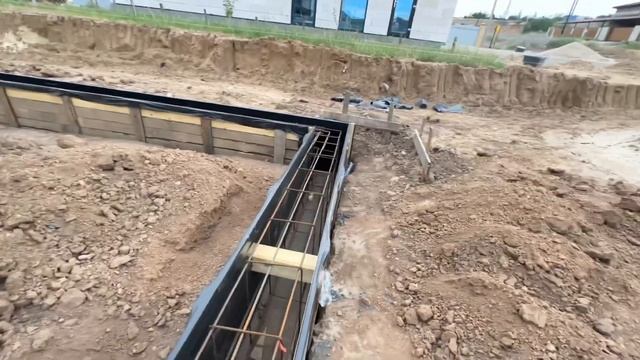 1 серия.Одноэтажный дом 105 квадратов с гаражом и плоской кровлей. Заливка ленточного фундамента смотреть онлайн