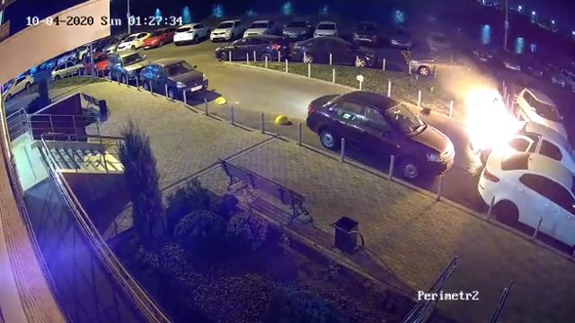 Горит автомобиль в ЖК "Южный Берег"