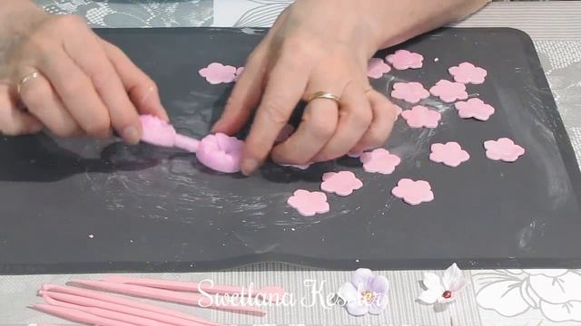 Делаем заготовочки мастичных цветочков.