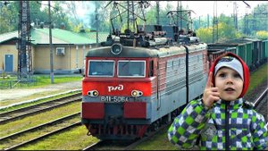 Смотрим поезда Очень быстрый маневровый поезд и настоящая железная дорога Видео для детей