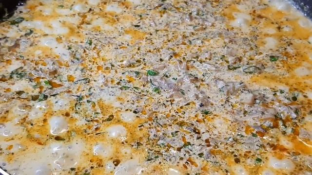 Картофельные ньокки с грибами в сметанно чесночном соусе... смотреть онлайн