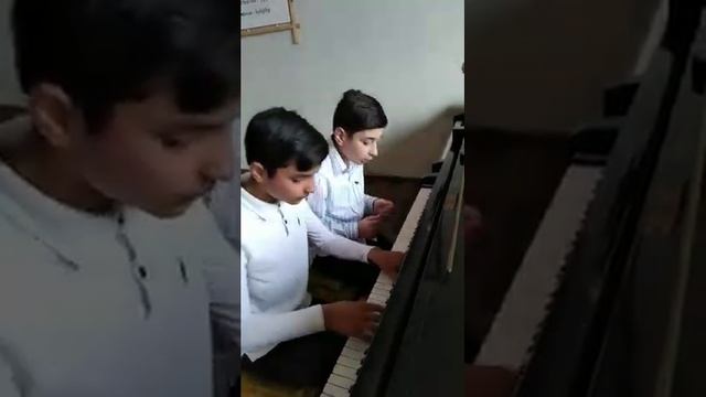 Фортепианный дуэт Ю. Весняк 《Карлсон》4 դաս. աշակերտներ՝ Վլադիմիր Հարությունյան,Գոռ Գալստյան։ смотреть онлайн