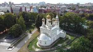 Церковь Спаса Преображения на Яру и памятник Есенину