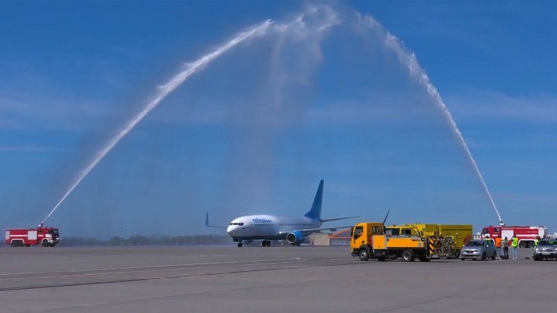 The plane enters the water arch, first arrival of the Pobeda aircraft at Sheremetyevo. My #shorts