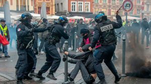 Французы опять устроили антиправительственный митинг и столкнулись с разъяренными полицейскими