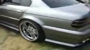 Машина моргает фарами