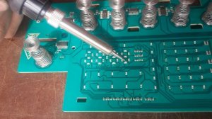 ПАЙКА МАЛЕНЬКИХ LED 2x1.2mm (0805) Урок пайки:)