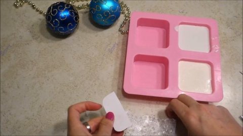 Мыло к Новому году. С нарядными пуговками-снежинками. Мыловарение. Мыло своими руками.