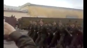 Армия поёт "Кто проживает на дне океана?"