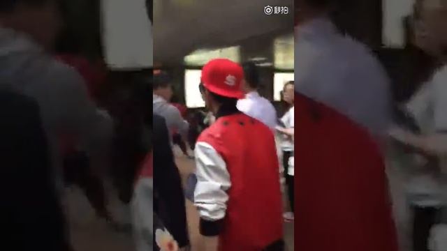 150927 [VID] Luhan today at Beijing West Railway Station