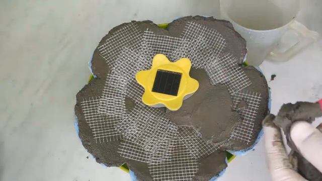 ЦВЕТЫ из ЦЕМЕНТА / ФИГУРЫ для сада из цемента / Цветок из садового фонарика своими руками смотреть онлайн