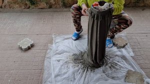 Высокое кашпо или напольная ваза из цемента