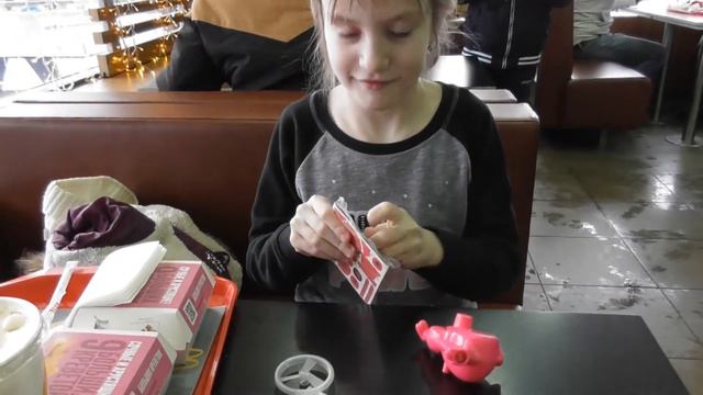 Новая игрушка из Мак Дональдса, свиналёт СпайдерХрюн - Паучий летун смотреть онлайн