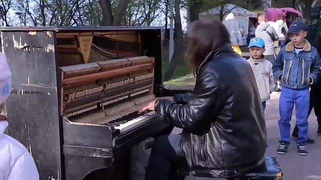 Уличный пианист играет как виртуоз