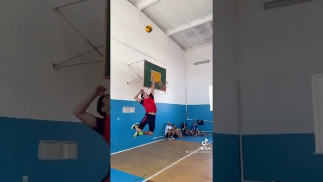 Русский мальчик порвал волейбольный мяч