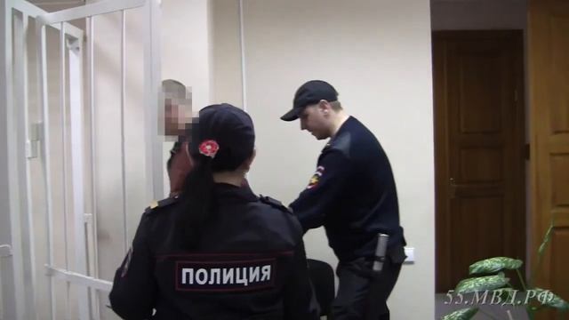 Полицейские спасли омичку от парня, воткнувшего в нее нож ради недорогих сережек смотреть онлайн