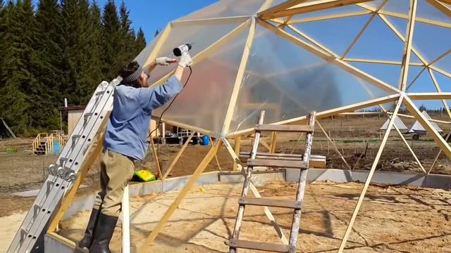 Клеим пленку Светлица на Купольную теплицу смотреть онлайн