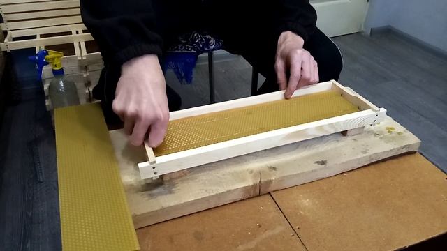 Простой способ наващивания вощины на рамку 145. Пчеловодство для начинающих смотреть онлайн