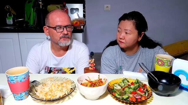 МУКБАНГ Кабачки по корейски на зиму, Квашеная капуста и Огуречно-помидорный салат смотреть онлайн