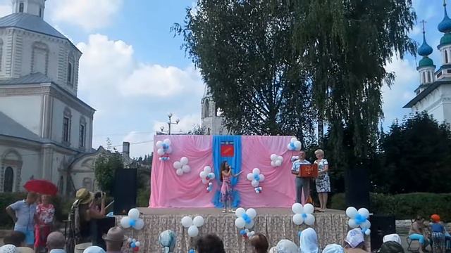 Песню исполняет Елизавета Лебедева - там, где просека, где бежит река … смотреть онлайн