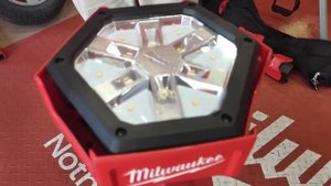 Аккумуляторная напольная осветительная мачта (прожектор) MILWAUKEE M18 SAL-0