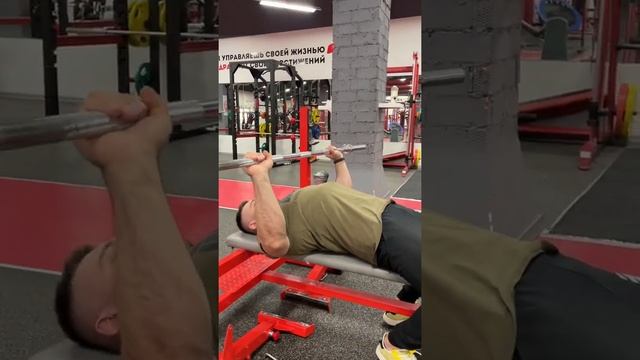 Жим штанги лёжа с паузой на опускании смотреть онлайн