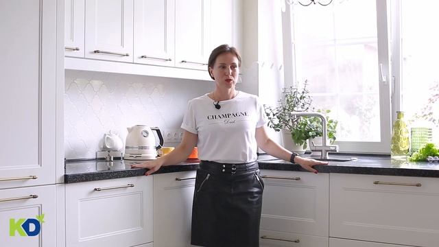 Белая П-образная кухня с мойкой у окна смотреть онлайн