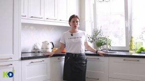 Белая П-образная кухня с мойкой у окна
