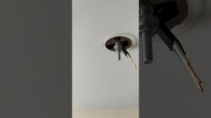 Вешаем люстру с натяжным потолком.