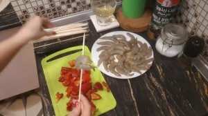 Шашлычки из креветок в духовке