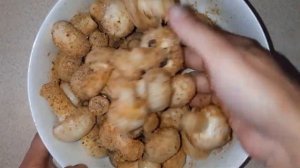 Шампиньоны, запеченные в панировочных сухарях.