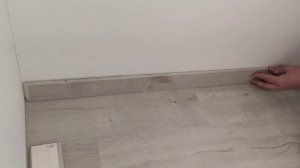 Монтаж плинтуса Fargo, клеим к стене